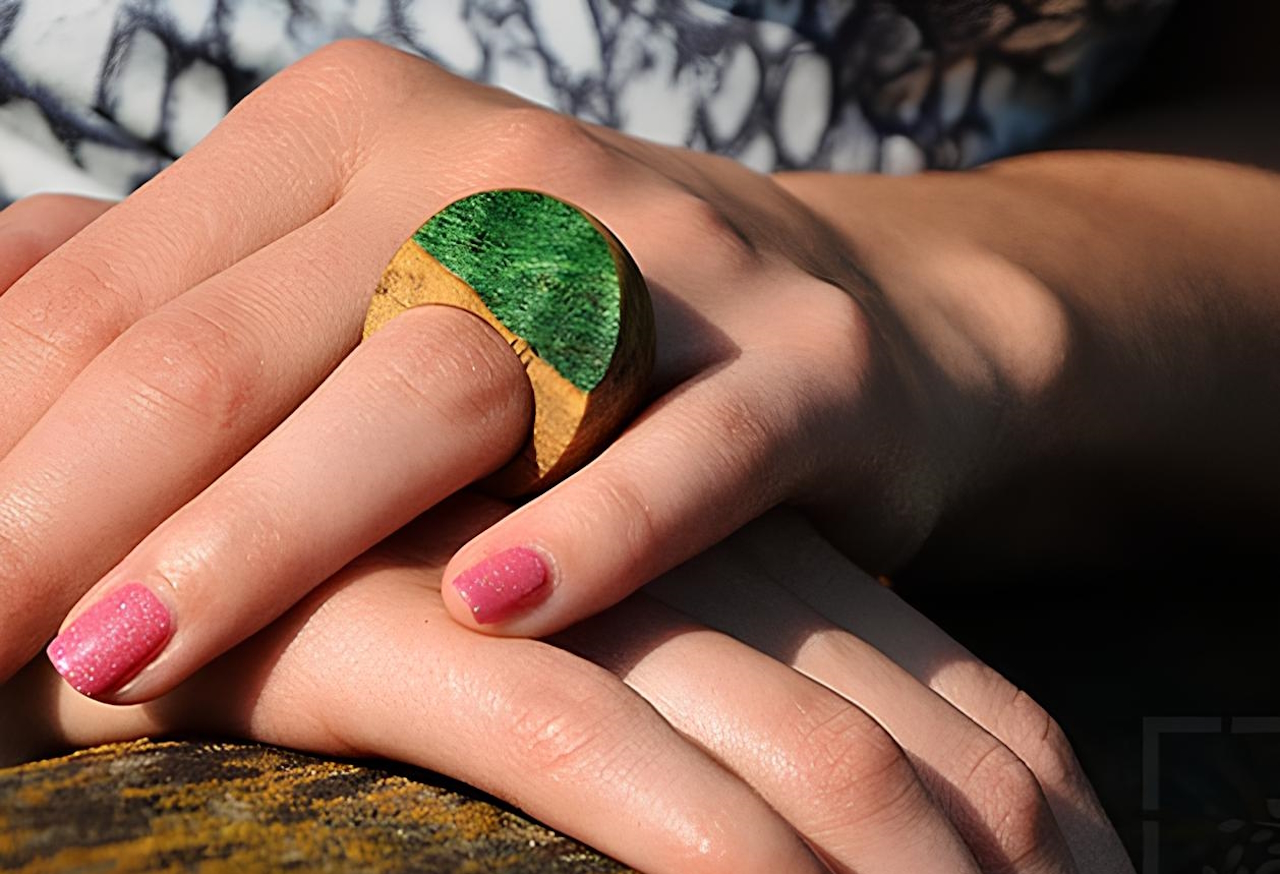 Nakit iz reke Drave: Kdo je Ptujčan, ki ustvarja unikatne izdelke iz zlata in lesa?