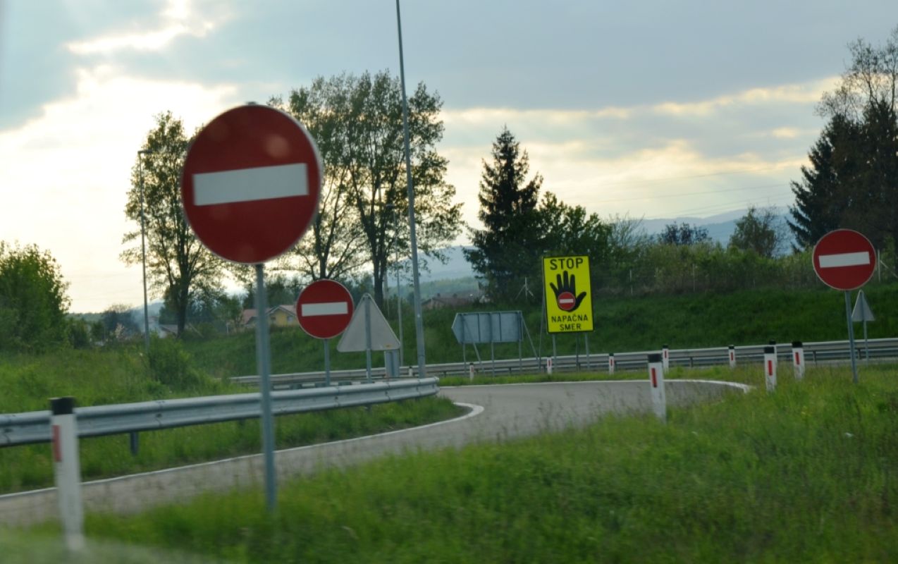 Na avtocesti vozila v napačno smer in trčila v drug avto, nato pa pobegnila proti Hočam