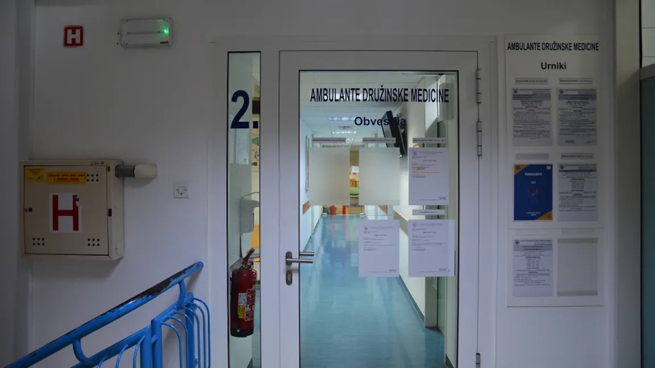Pacient s HIV deležen ponižujoče obravnave v mariborskem zdravstvenem domu