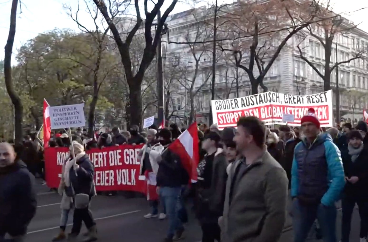FOTO in VIDEO: Večtisočglava množica na Dunaju proti napovedanim ukrepom in obveznemu cepljenju