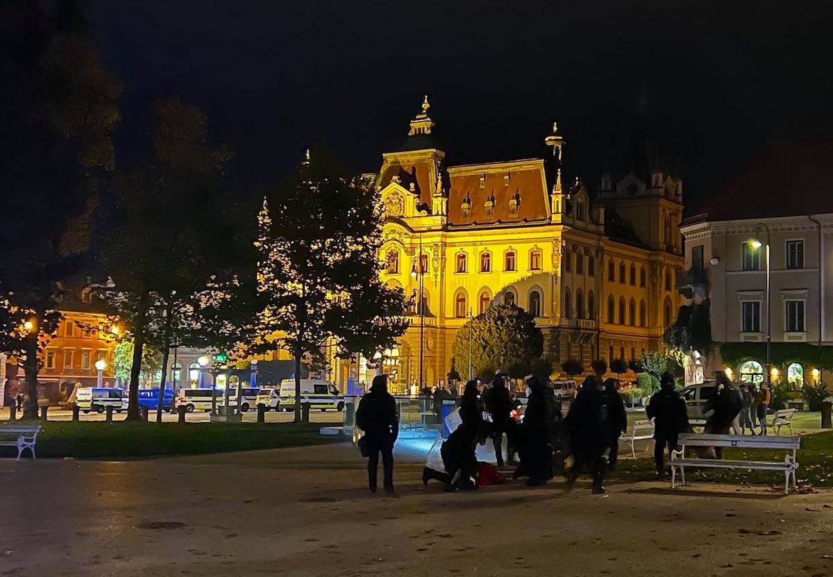 Policisti nasilno nad protestnika &#8211; nezavestnega so nato podložili s ščitom