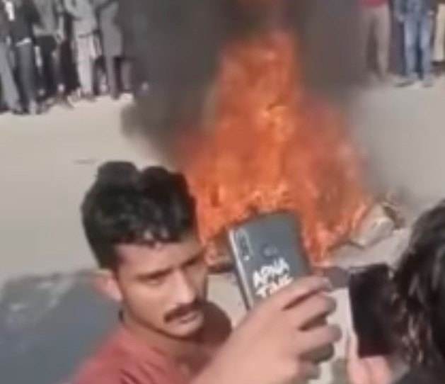 FOTO in VIDEO: V Pakistanu množica brutalno pretepla in še živega zažgala direktorja firme