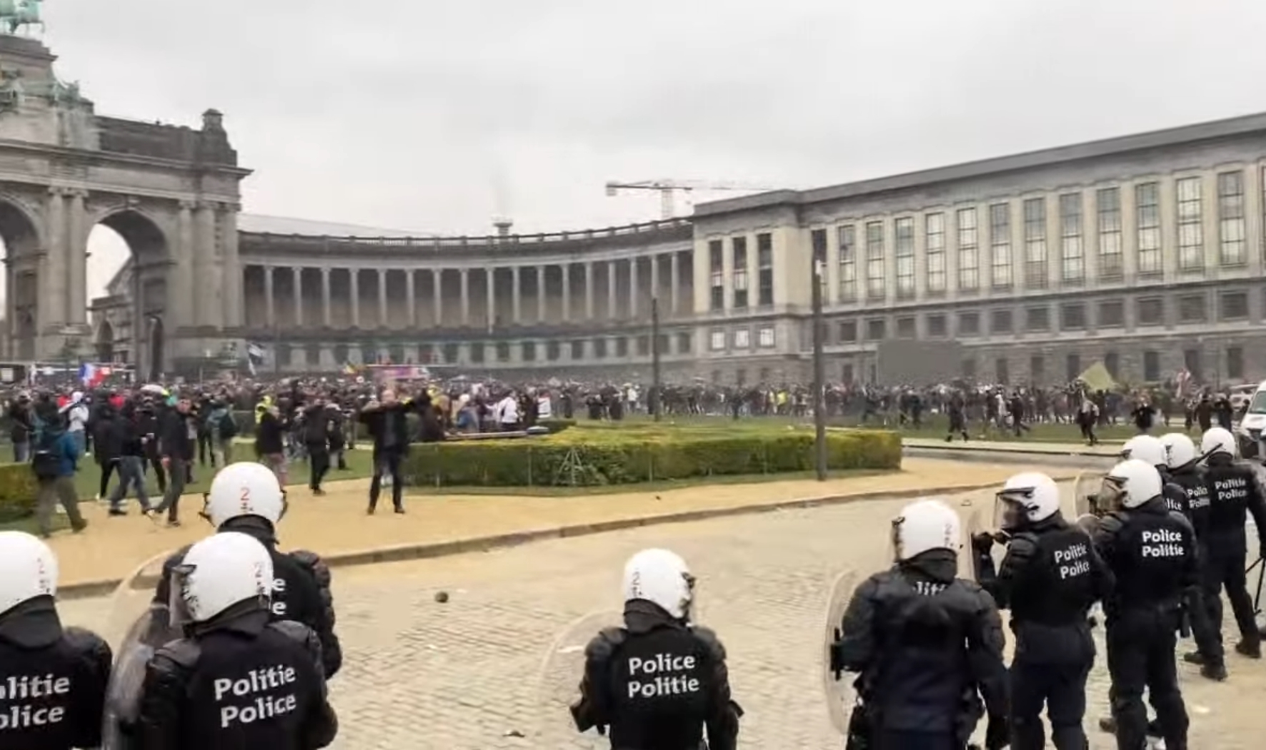 FOTO in VIDEO: Nad protestnike v Bruslju s solzivcem in vodnimi topovi