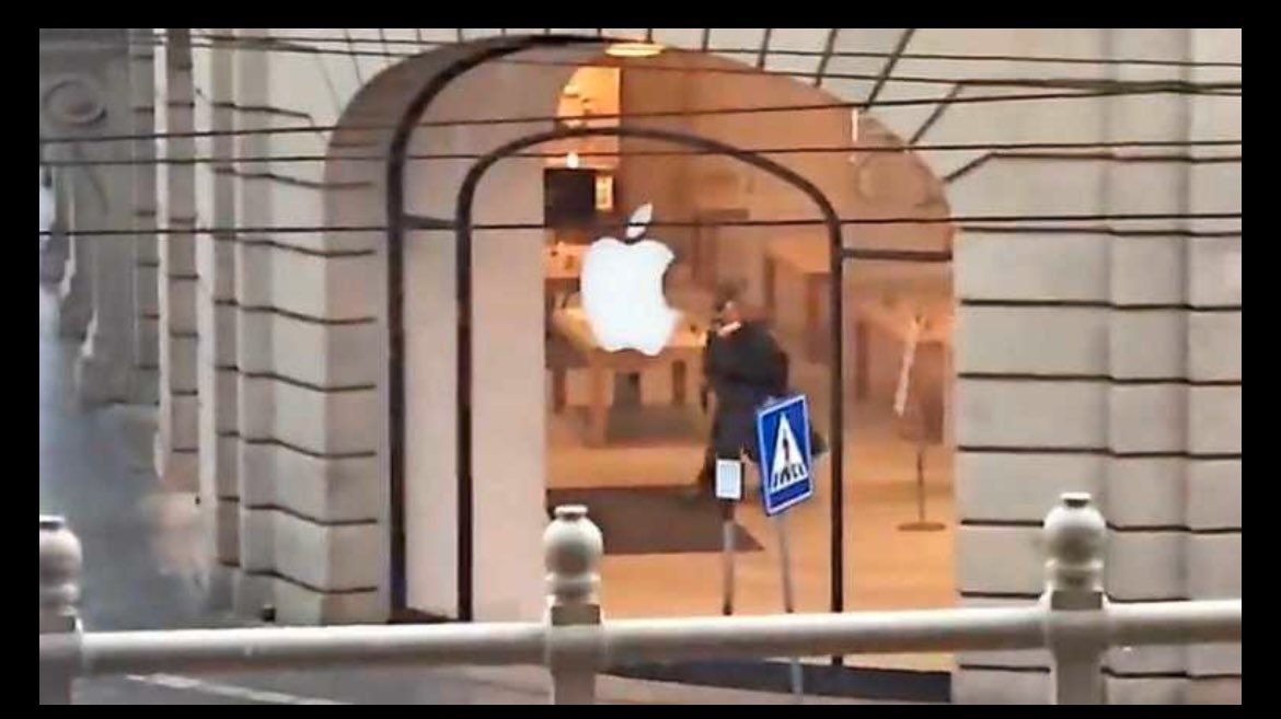 FOTO IN VIDEO: Ropar v trgovini v Amsterdamu zadržuje talca