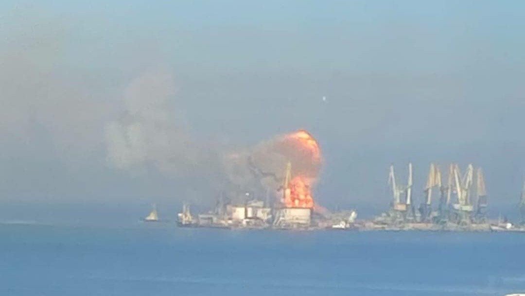 FOTO in VIDEO: V pristanišču Berdjansk v Ukrajini ladja v plamenih