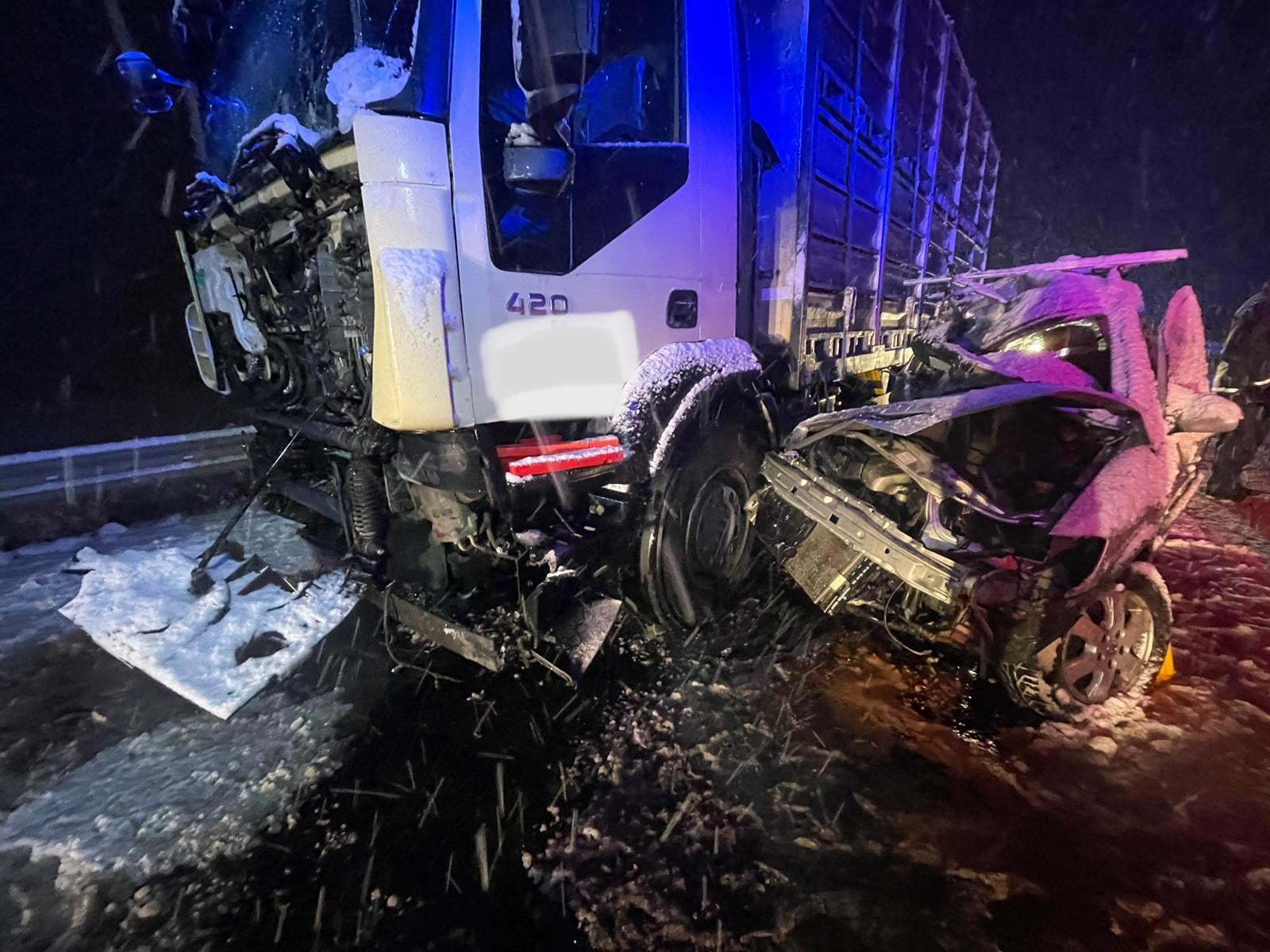 FOTO: Huda nesreča pri Slovenski Bistrici, ukleščenega voznika rešili šele gasilci