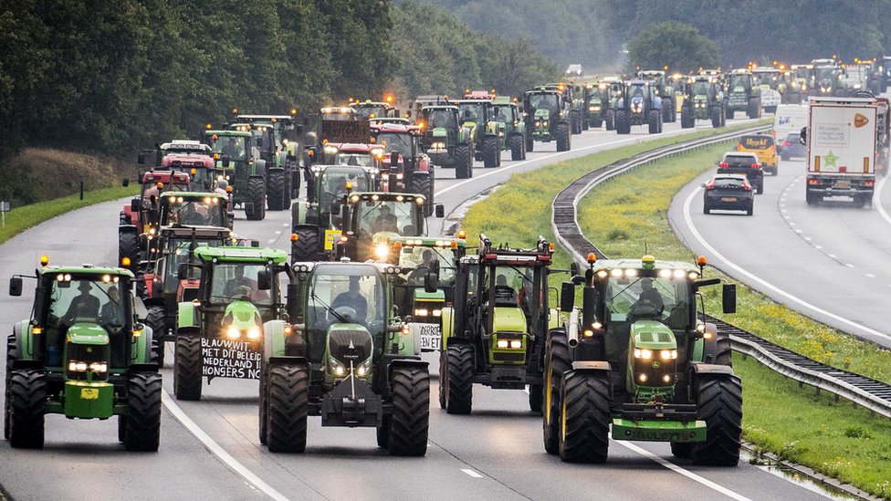 FOTO in VIDEO: Kmetje na Nizozemskem nadaljujejo s protesti proti novim okoljskim predpisom