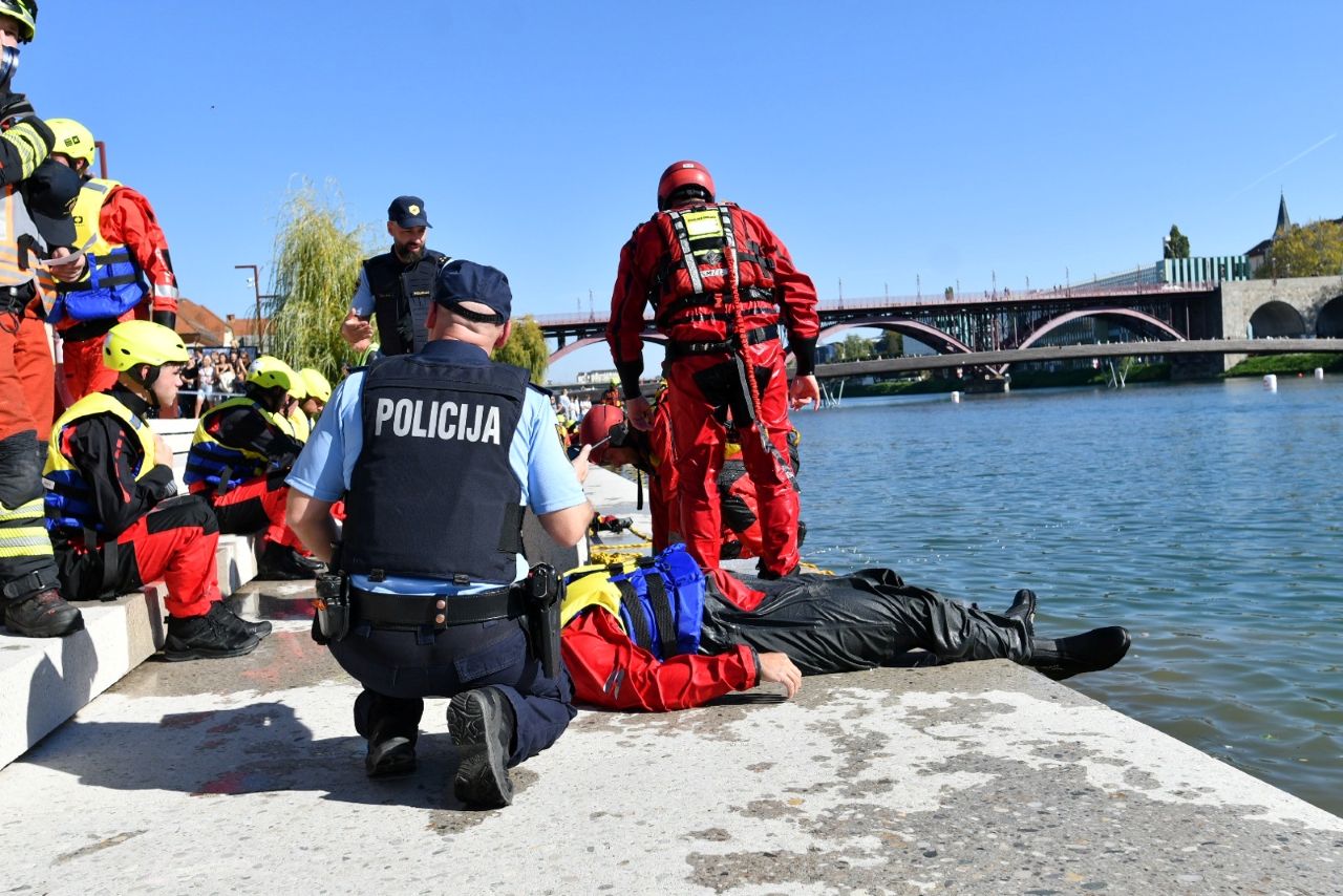 FOTO: Splav na Lentu zadel v steber, v Dravo padlo 44 ljudi, dva pogrešajo (vaja)