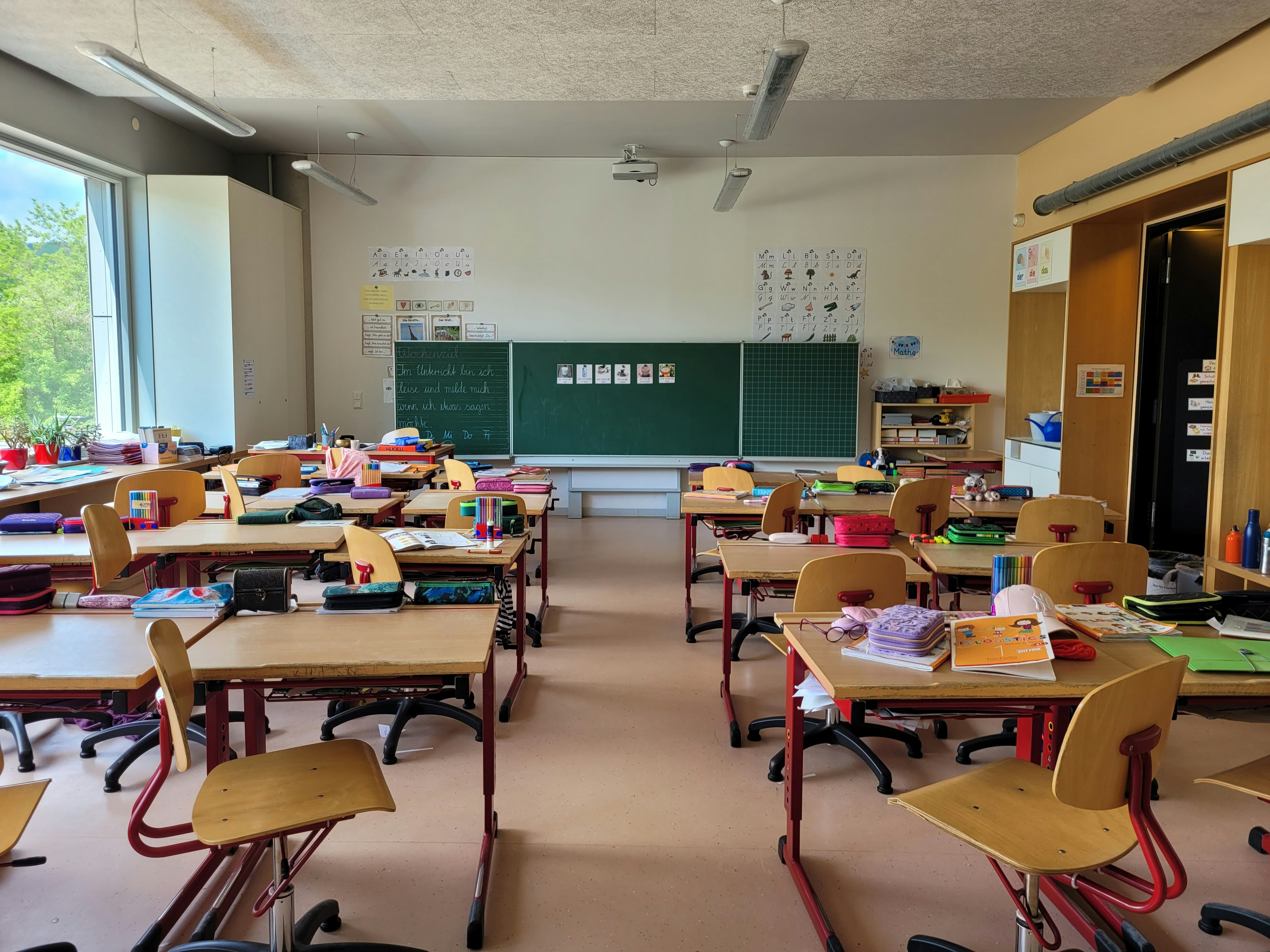 Ministrstvo: Učitelji morajo delati tudi med počitnicami (in to brez dodatka)