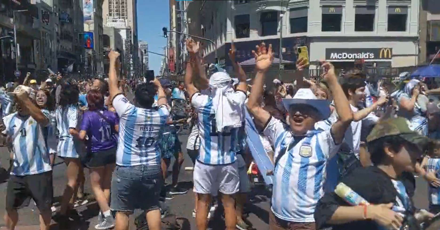 FOTO in VIDEO: Po zmagi Argentine &#8220;izredno stanje&#8221; v državi, navijači preplavili ulice