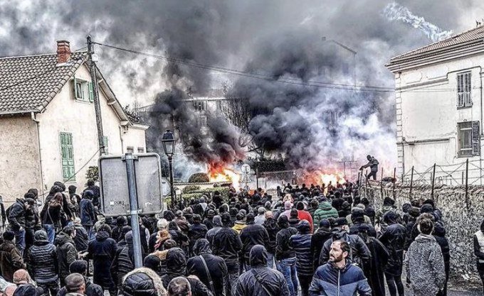 Po nemirih na Korziki Pariz prvič dopušča možnost njene avtonomije