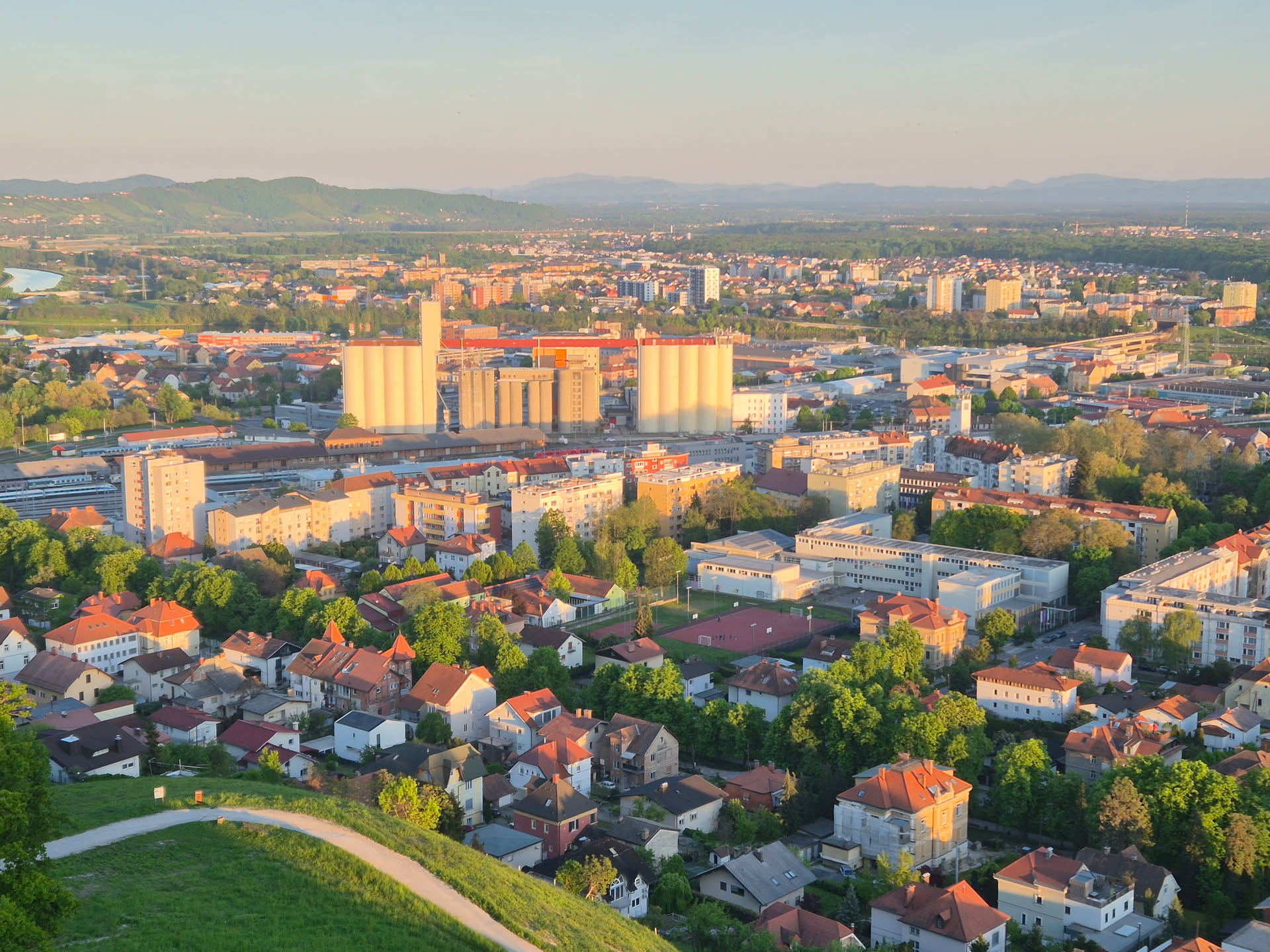 Konec sanj o lastnem domu? Brez pomoči staršev in partnerja praktično ne gre več