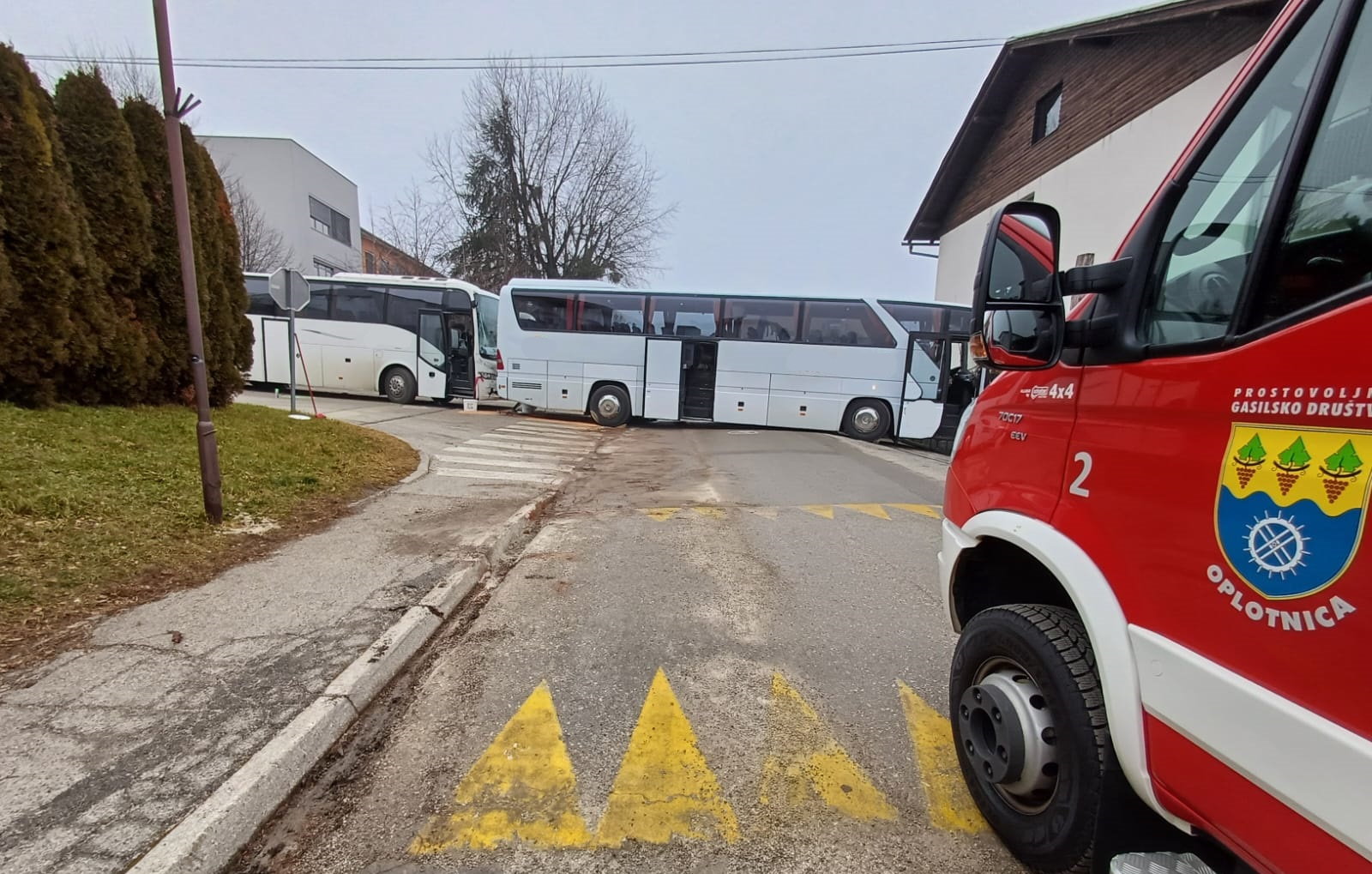 FOTO: Tri mladoletne osebe poškodovane po trčenju avtobusov