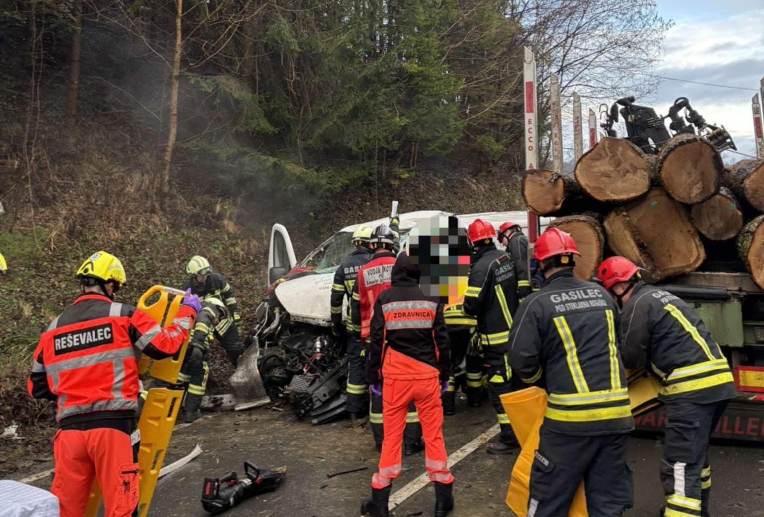 FOTO: Huda nesreča v Kristan Vrhu, gasilci iz zmečkanega vozila rešili ukleščeno osebo