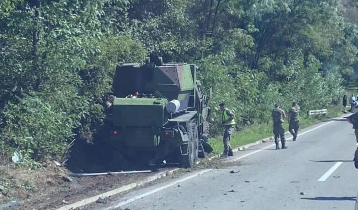 Vojaško vozilo trčilo v avto: V nesreči umrlo pet ljudi, vključno s tremi otroki