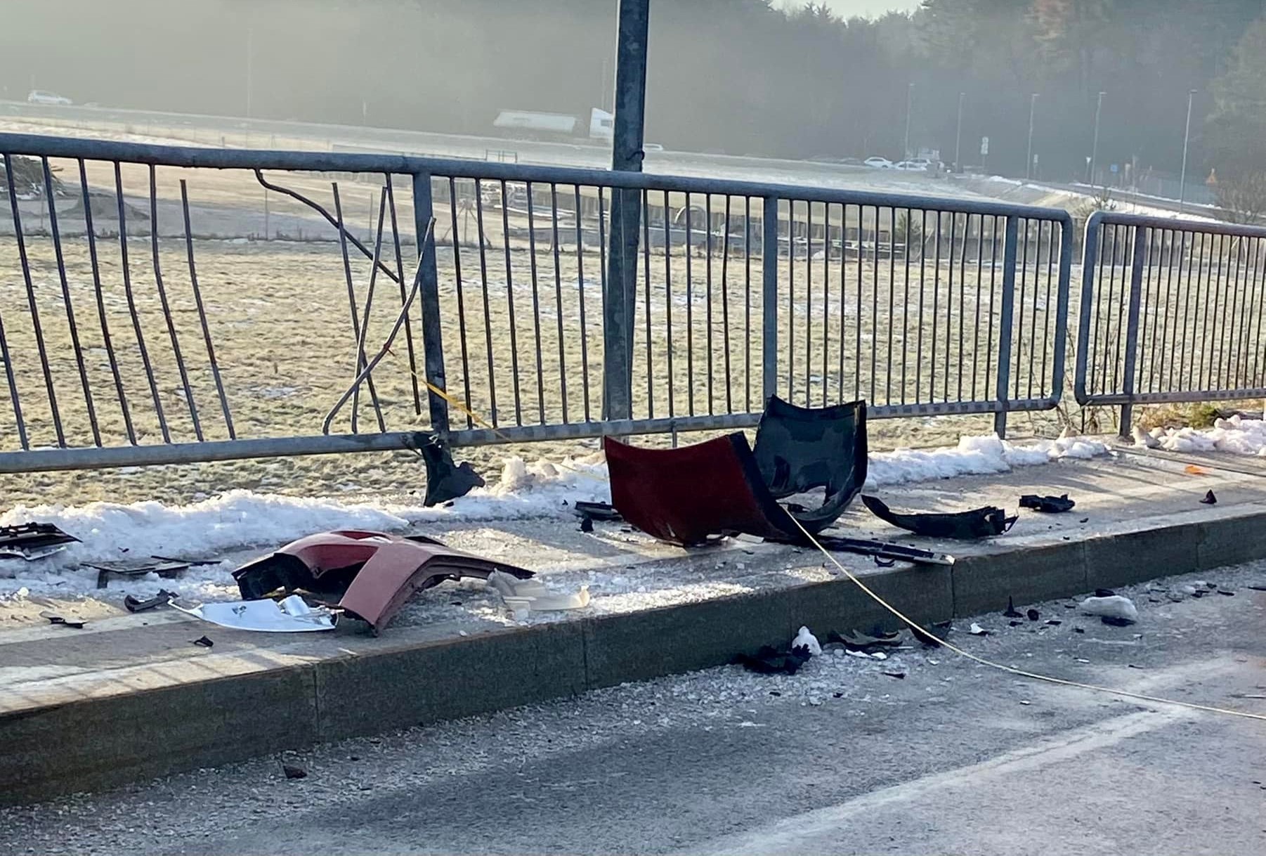 FOTO: Na nadvozu nad avtocesto zadela v ograjo in se prevrnila