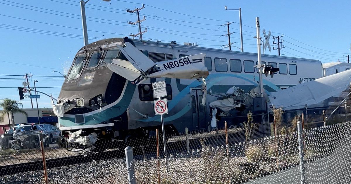 Filmski trenutek: moškega s tirnic potegnili zadnji trenutek