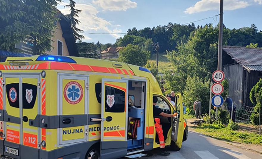V okolici Maribora voznica trčila v prometni znak in pristala na strehi