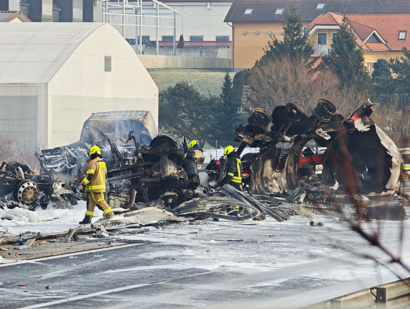 Pri Slovenski Bistrici: Voznik umrl po trčenju s cisterno (FOTO in VIDEO)