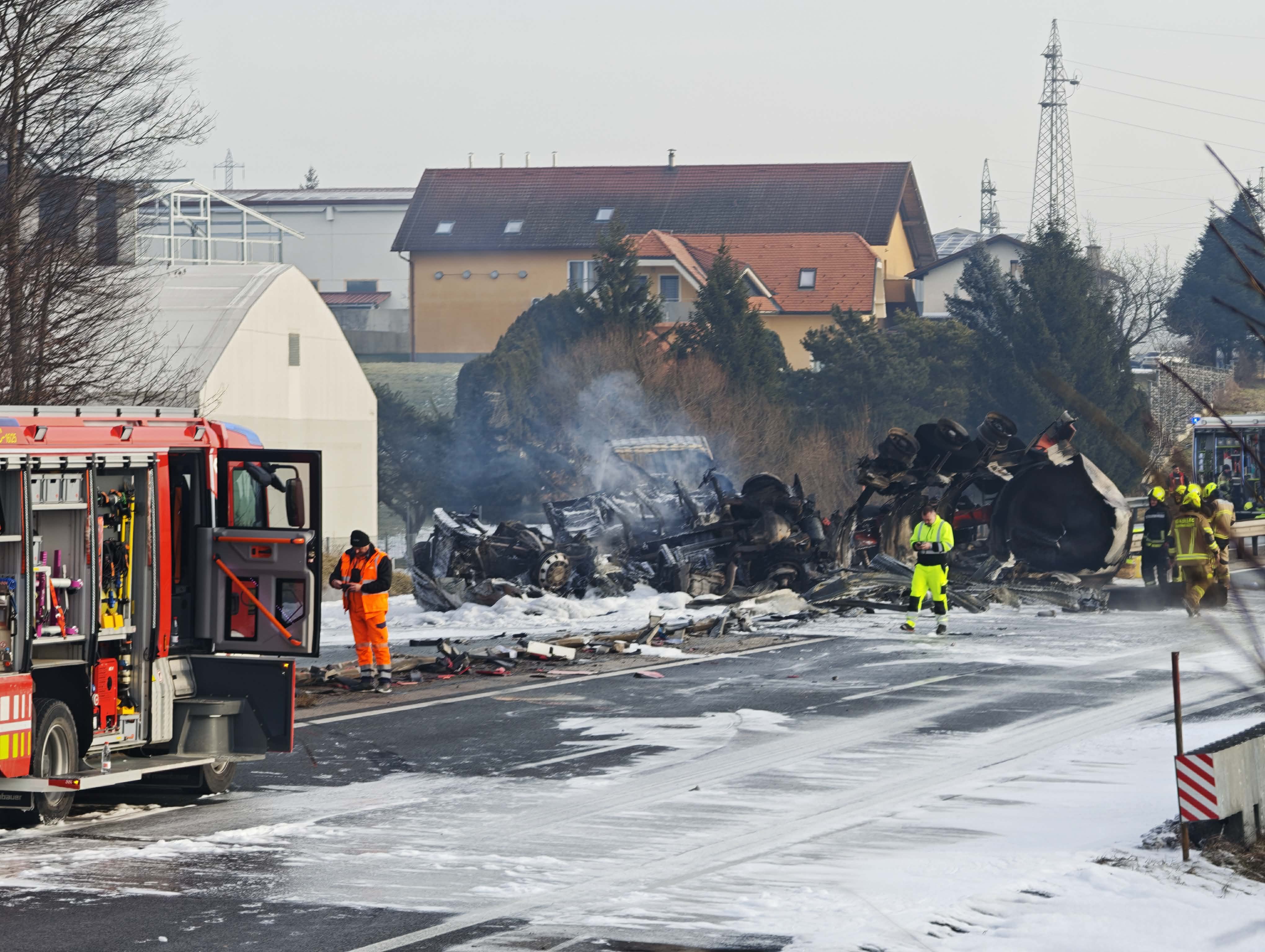 FOTO: Popolna zaprta štajerske avtoceste: Gori vozilo udeleženo v prometni nesreči