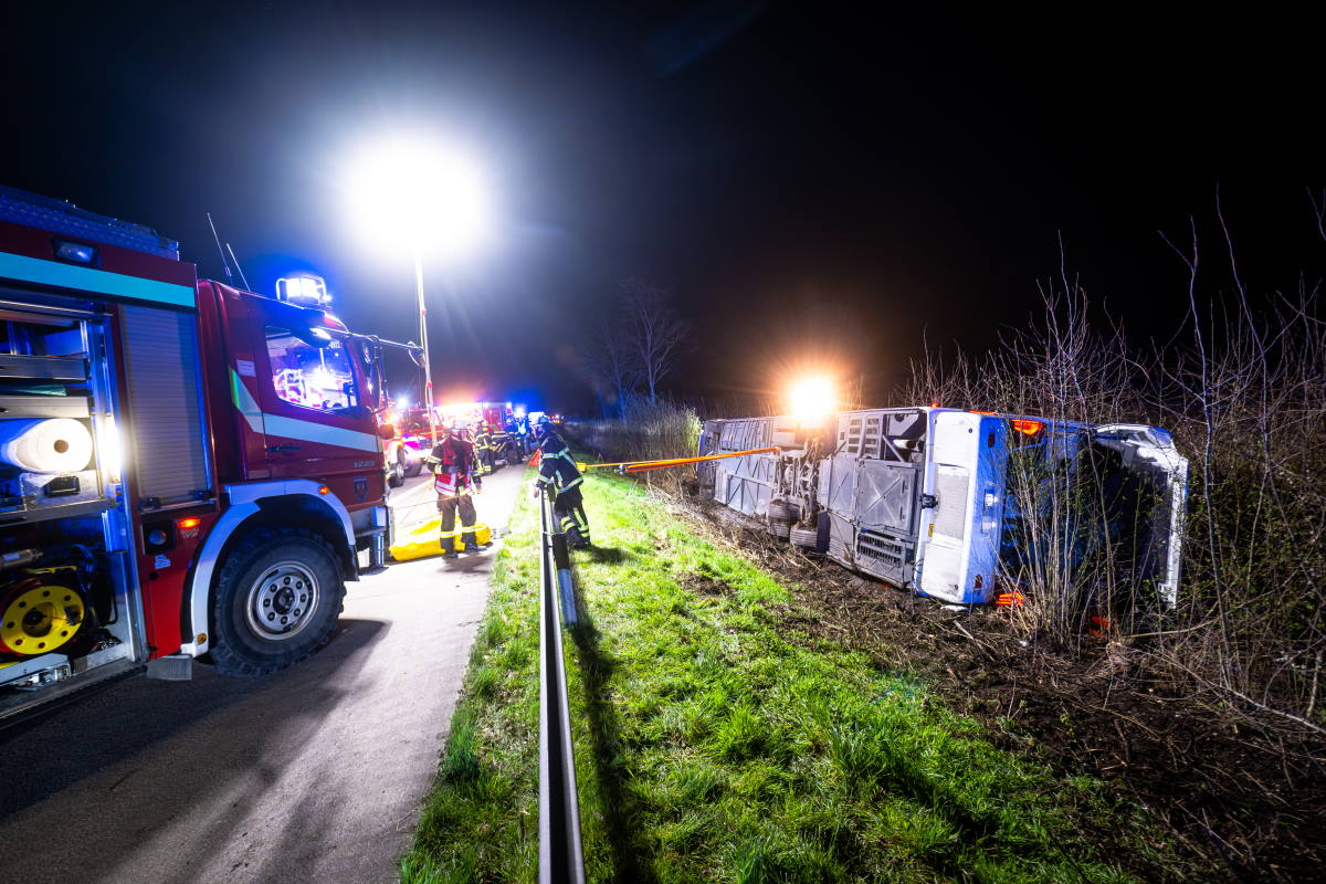 FOTO: V Nemčiji še ena huda nesreča avtobusa s 60 potniki