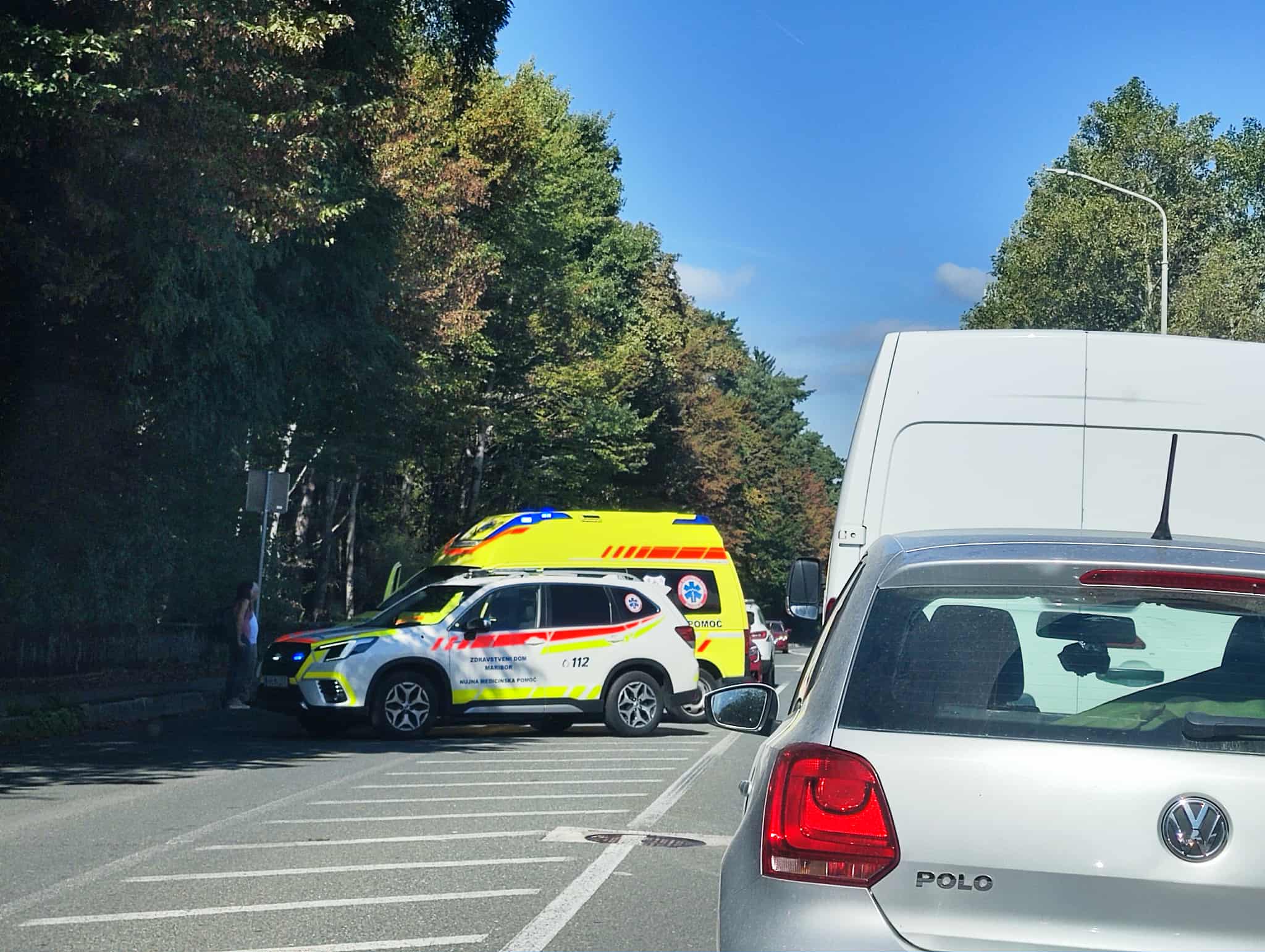 Na prehodu za pešce huje poškodovan pešec, v Melju vlom v kombi