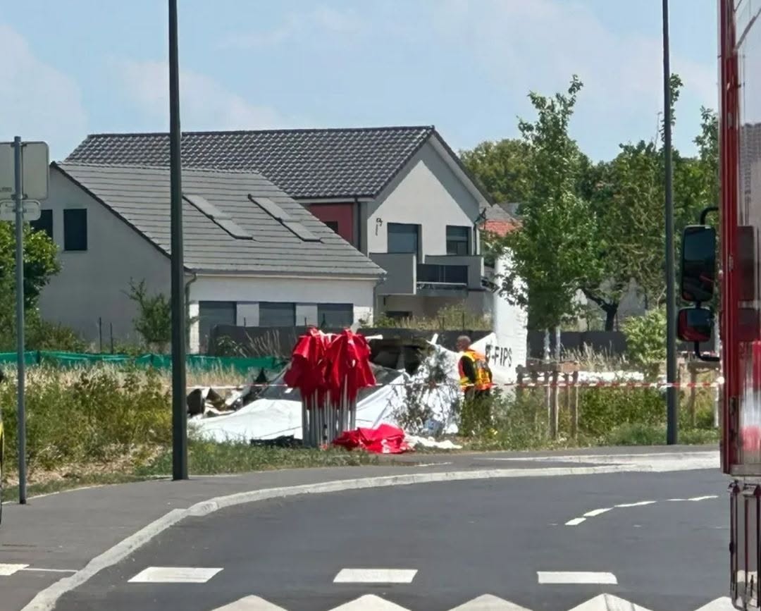 Letalo s padalci strmoglavilo blizu nakupovalnega središča, umrlo 11 ljudi (FOTO)