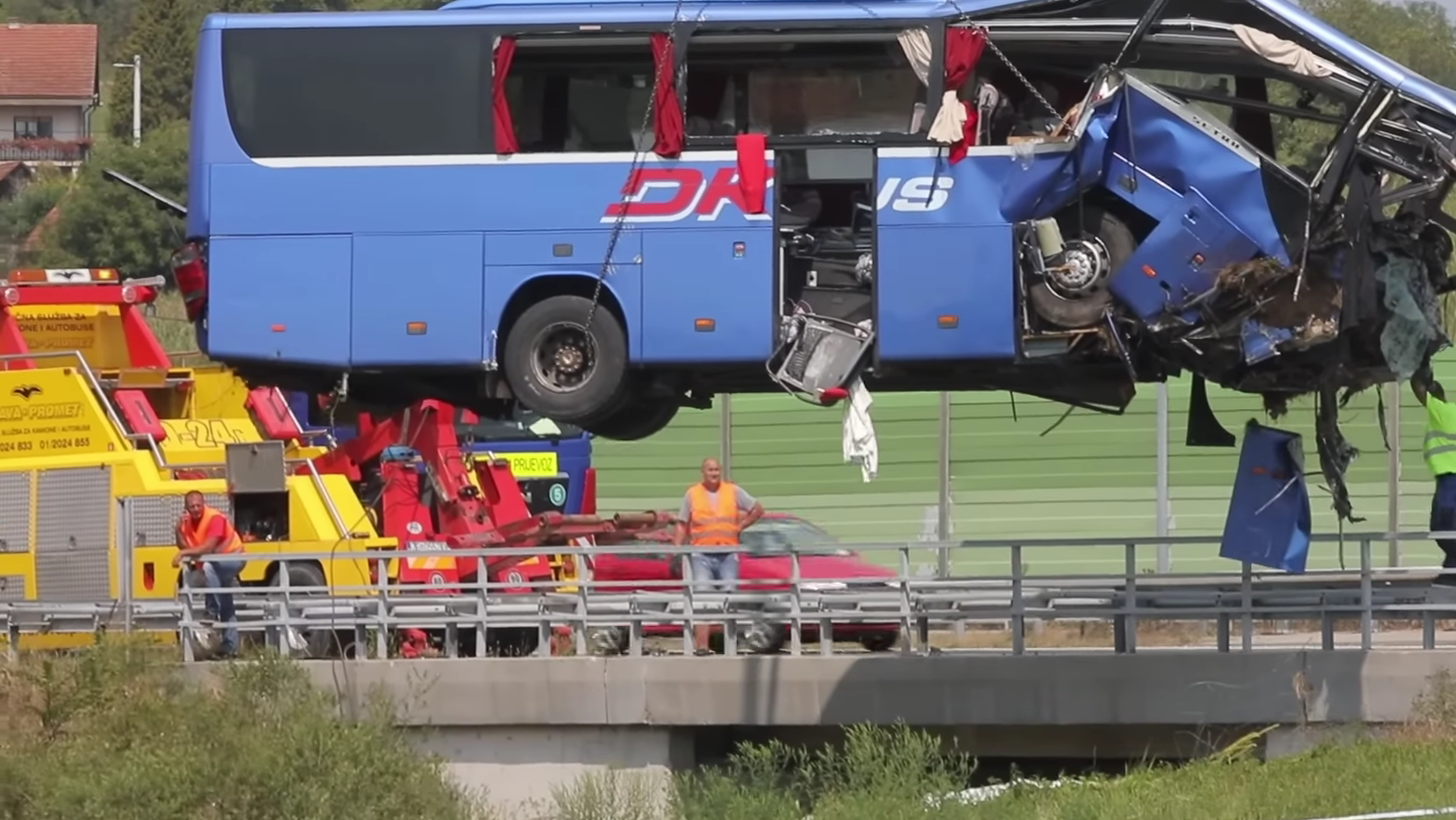 Do tragedije z vsaj 12. žrtvami prišlo, ker je voznik izgubil nadzor