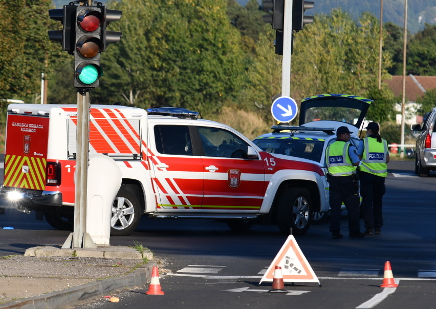 Po trčenju na Cesti proletarskih brigad 39-letna kolesarka huje poškodovana