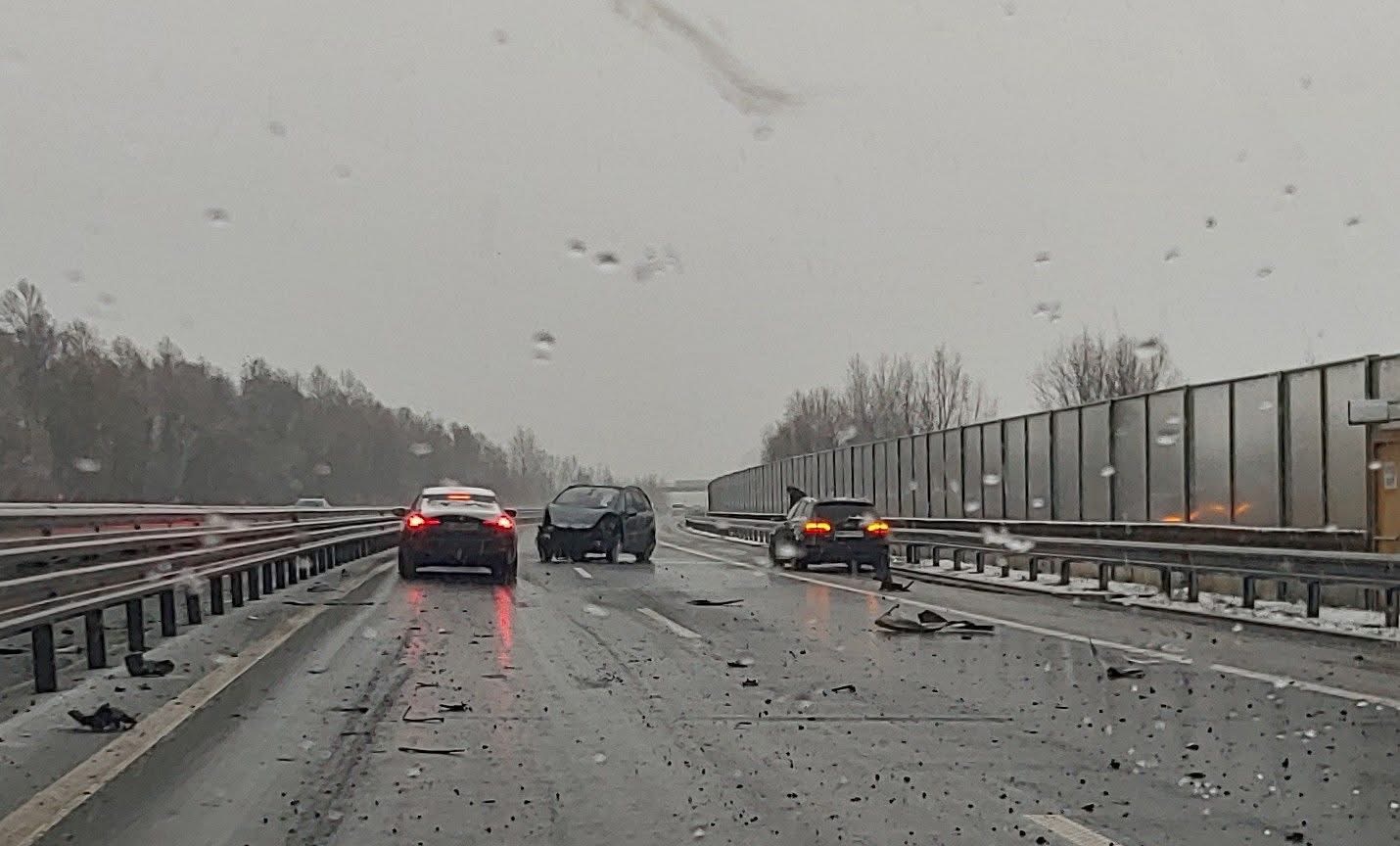 FOTO: Nesreča na pomurski avtocesti, zaprt vozni pas proti Mariboru