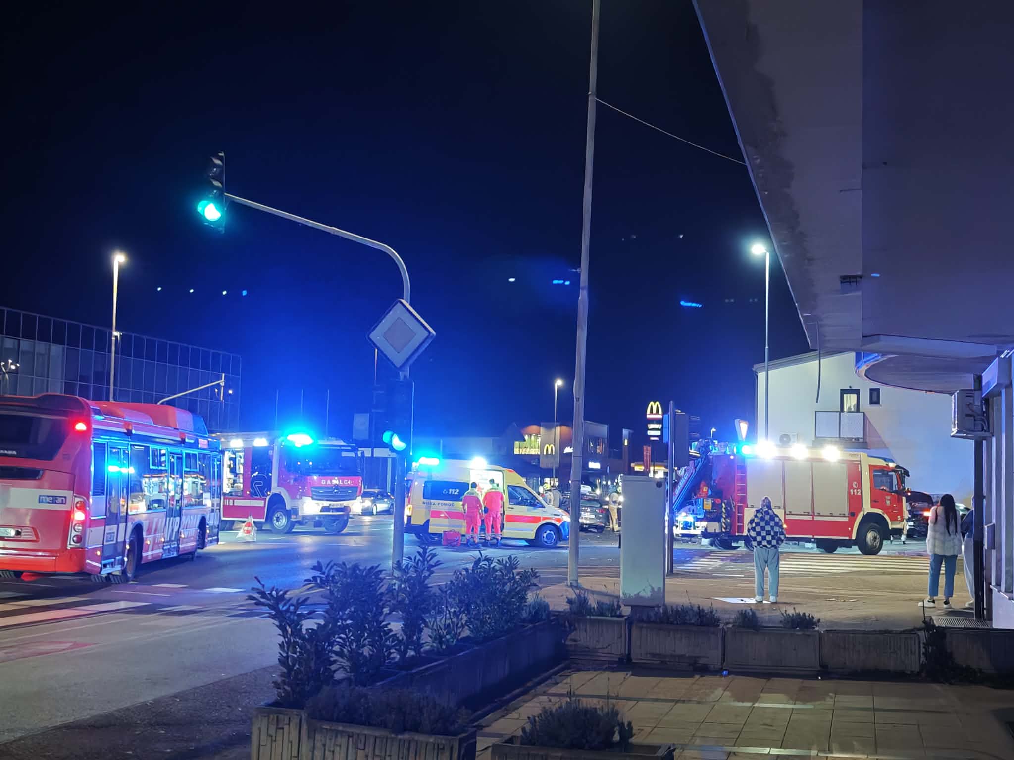 FOTO: Hujša prometna nesreča na Ptujski cesti,  posredujejo reševalci