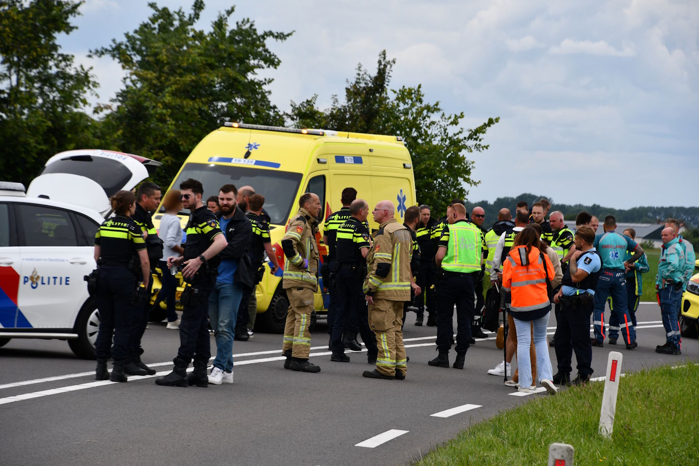 Šolski izlet se je končal v tragično: Voznik BMW zapeljal v skupino kolesarjev, štirje umrli