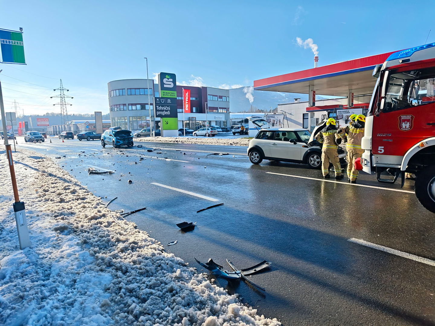 FOTO: Prometna nesreča na Tržaški, gasilci zaprli cesto