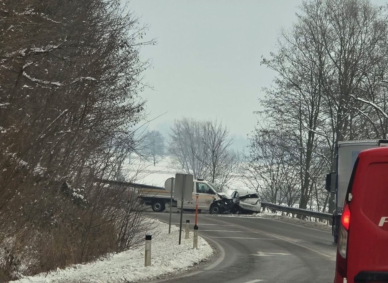 FOTO: Zaprta cesta Slovenska Bistrica - Ptuj, trčila sta lahko tovorno vozilo in avtomobil