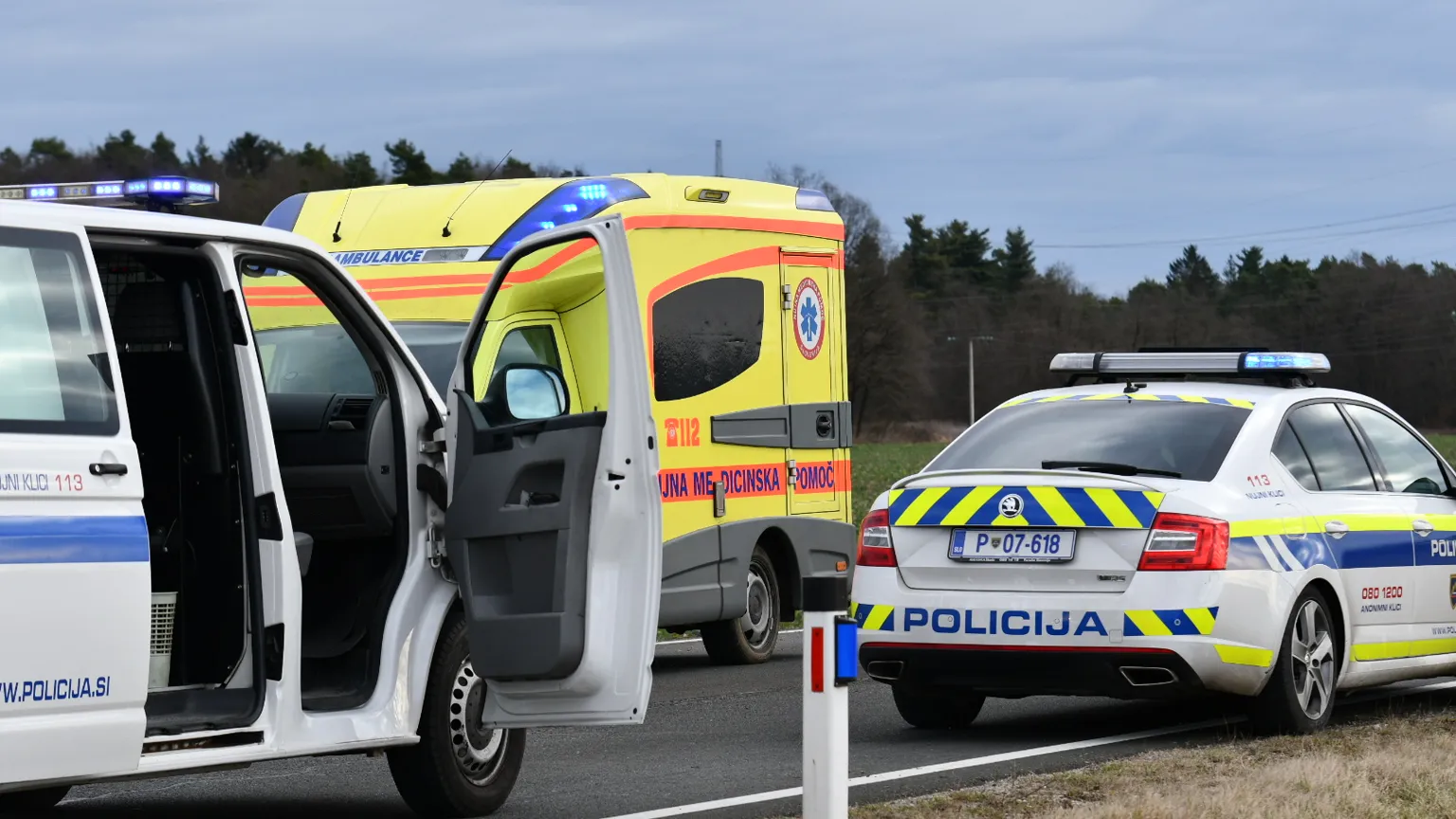 Trojno trčenje: 63-letni motorist iz okolice Maribora hudo poškodovan