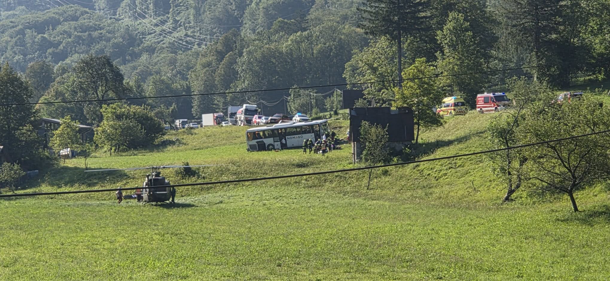 FOTO: Avtobus zapeljal s ceste, dve osebi odpeljali s helikopterjem