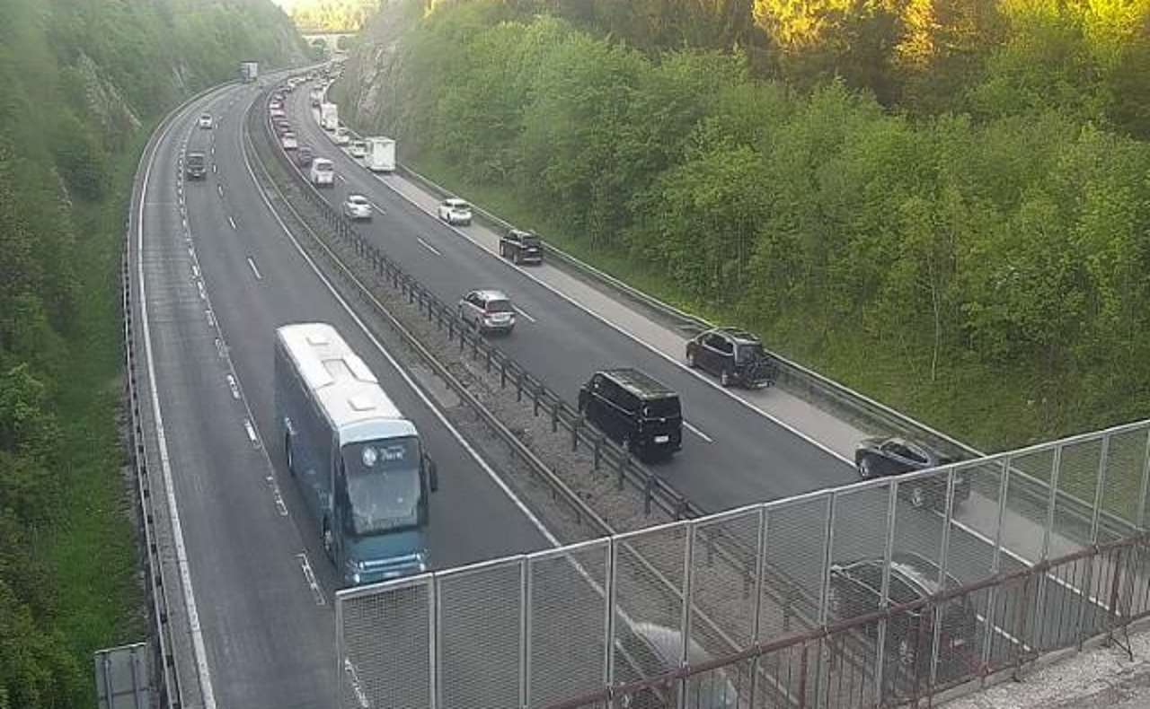 Primorska avtocesta zaradi hudega trčenja popolnoma zaprta