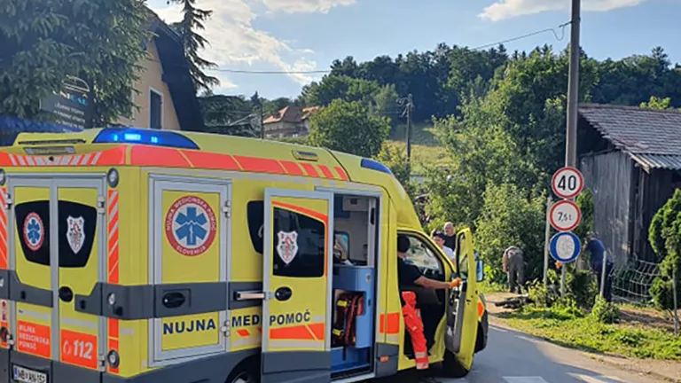 Tragedija pri delu: Delovni stroj do smrti povozil osebo