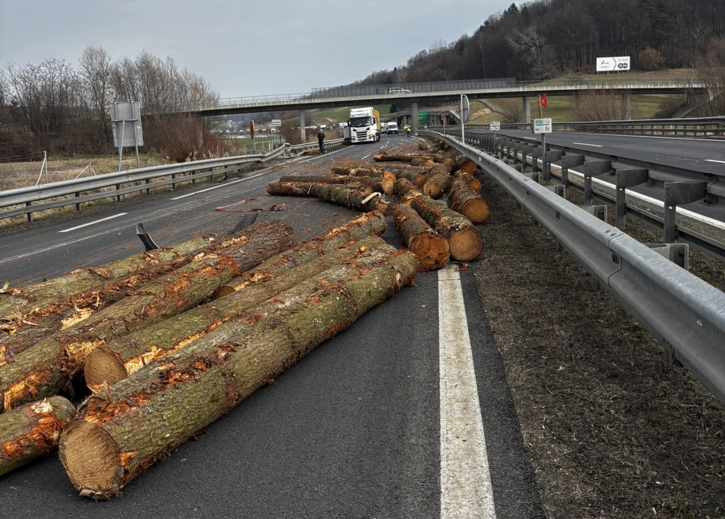 Zaradi prometne nesreče popolnoma zaprta pomurska avtocesta proti Mariboru