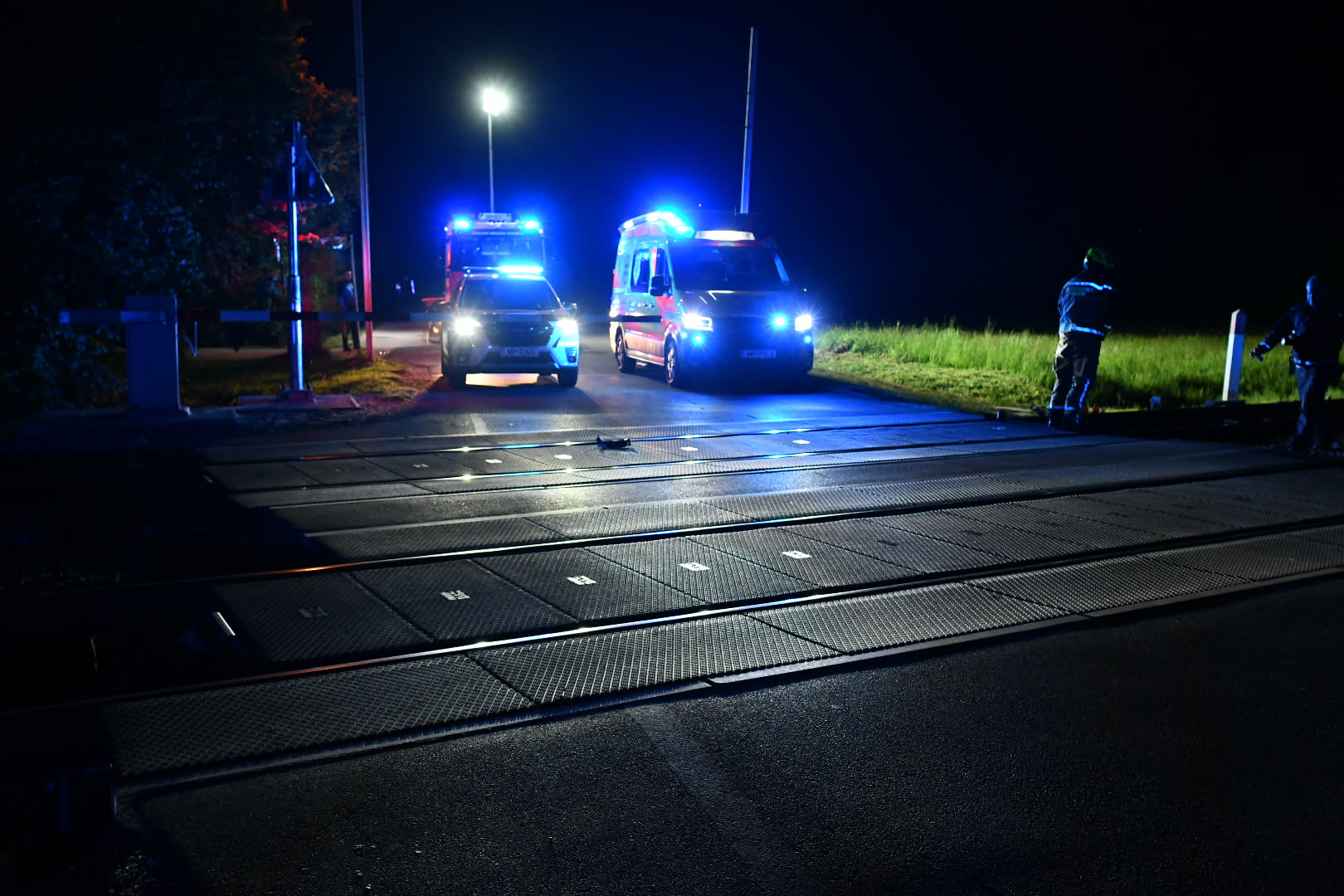 Na železniških tirih znova tragičen dogodek, vlak trčil v osebo
