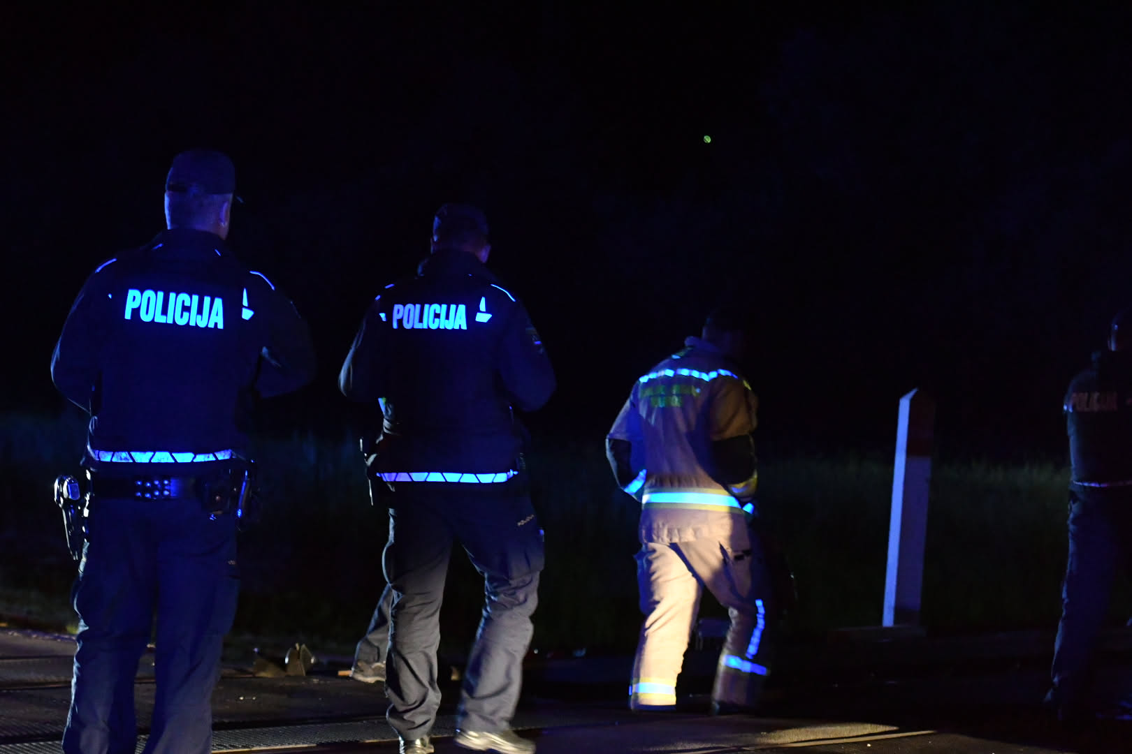 Na železniških tirih umrla oseba, vanjo trčil vlak