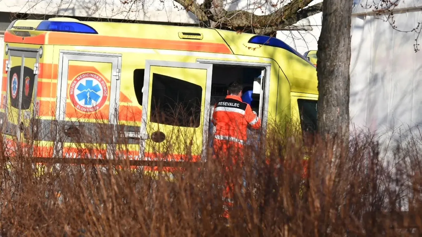 Med čiščenjem poslovnih prostorov v Žalcu na žensko padlo kovinsko okno, zaradi hudih poškodb je umrla