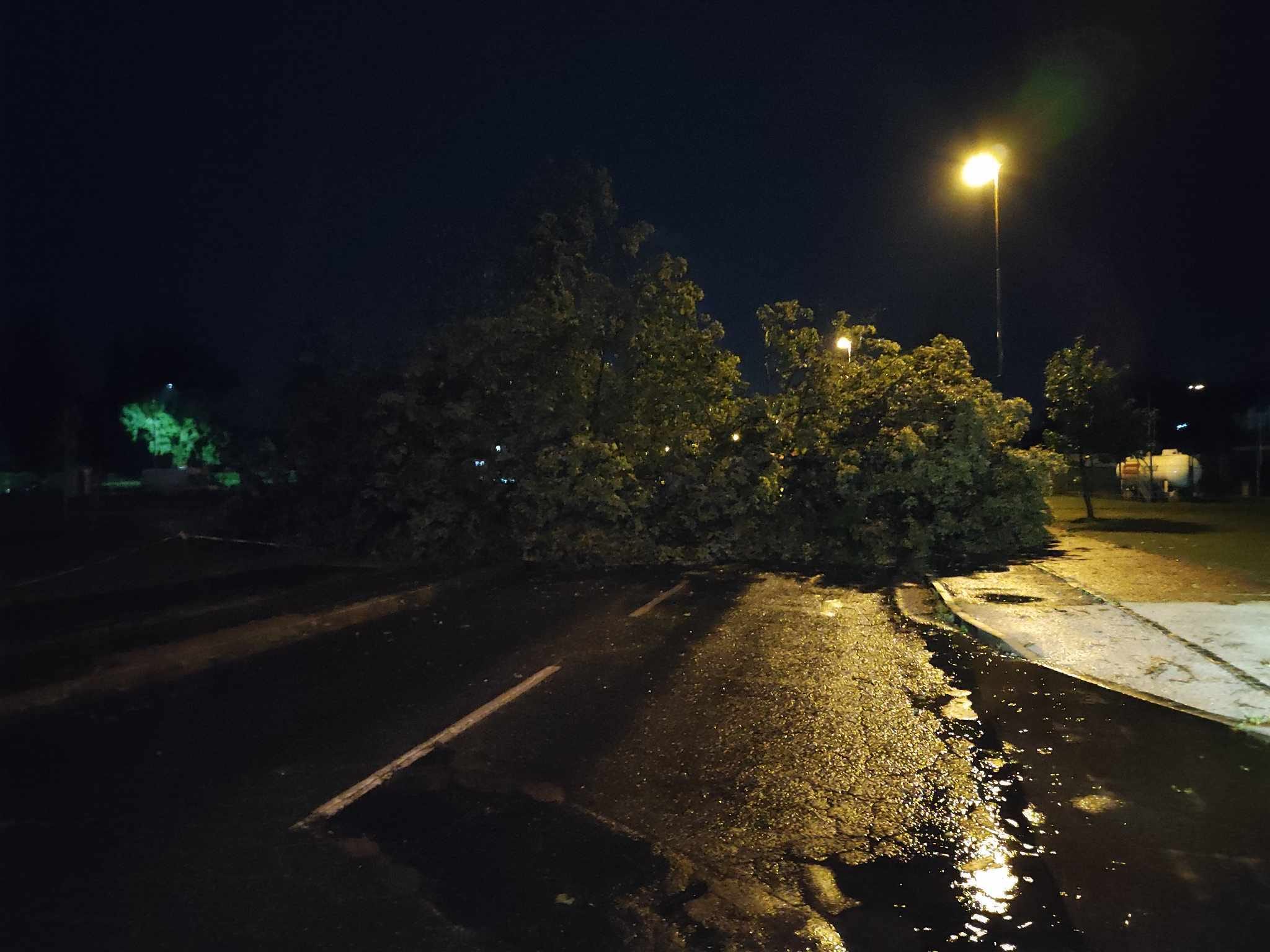 FOTO: Zgodaj zjutraj Maribor in okolico zajela orkanska nevihta