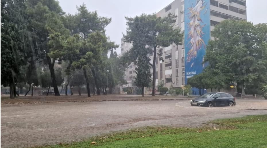FOTO in VIDEO: Po večmesečni suši hudi nalivi poplavili hrvaške ceste