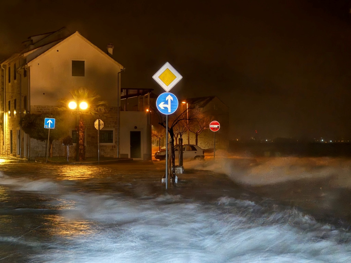 Osemmetrski valovi, poplavljene ulice in hiše: Neurje paraliziralo Dalmacijo (VIDEO)