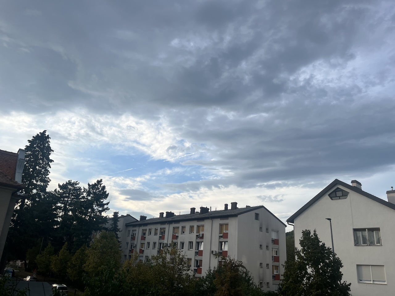 Danes nevihte že pokazale svojo moč, jutri bo še huje: Za skoraj vso Slovenijo oranžni alarm