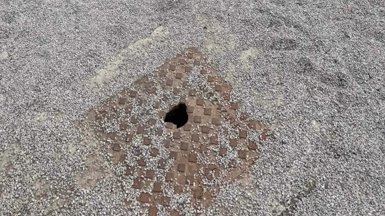 Nevarna luknja v mariborskem mestnem parku ogroža otroke