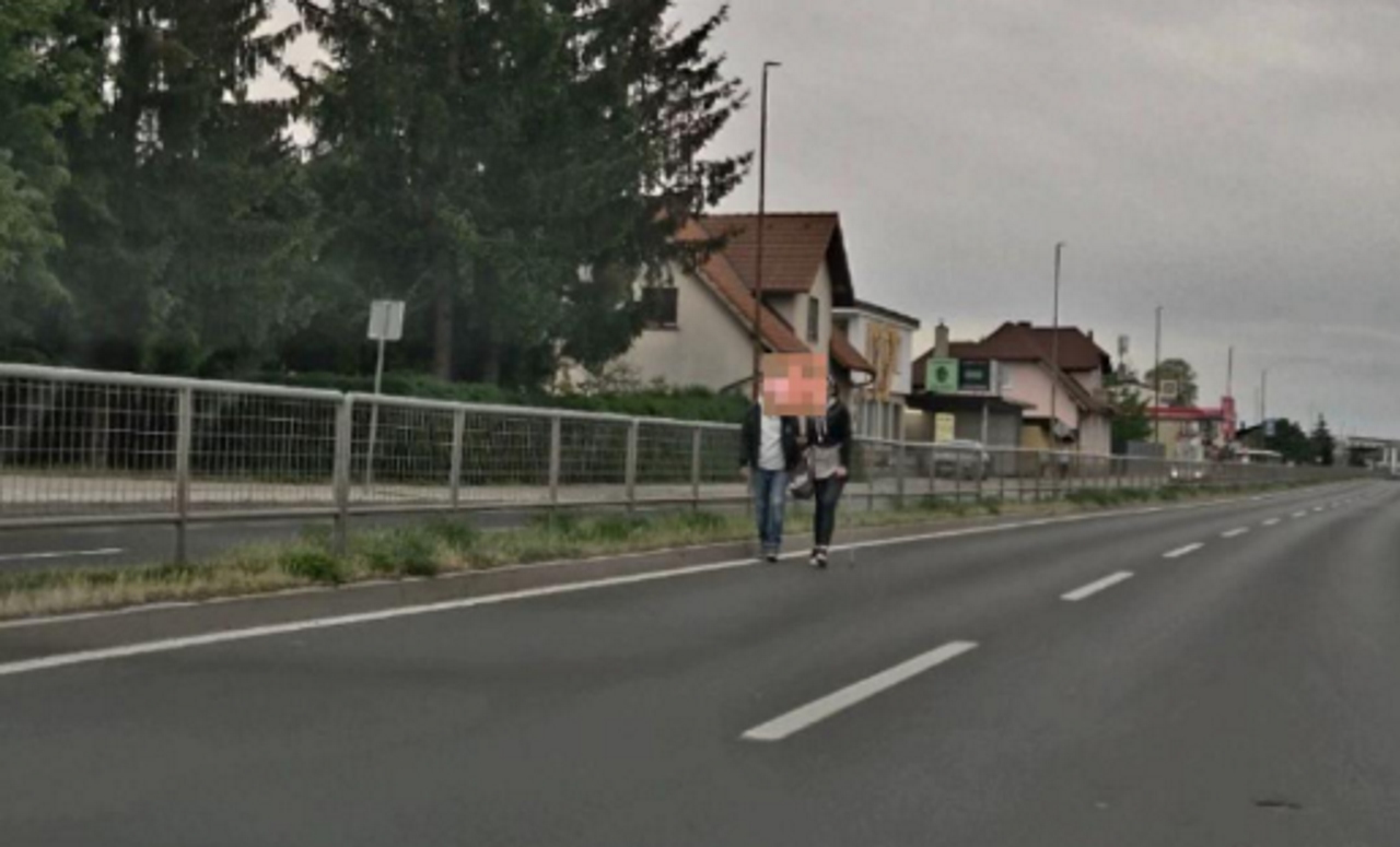 Nevarno početje: Dve osebi kar peš po Ptujski cesti (FOTO)