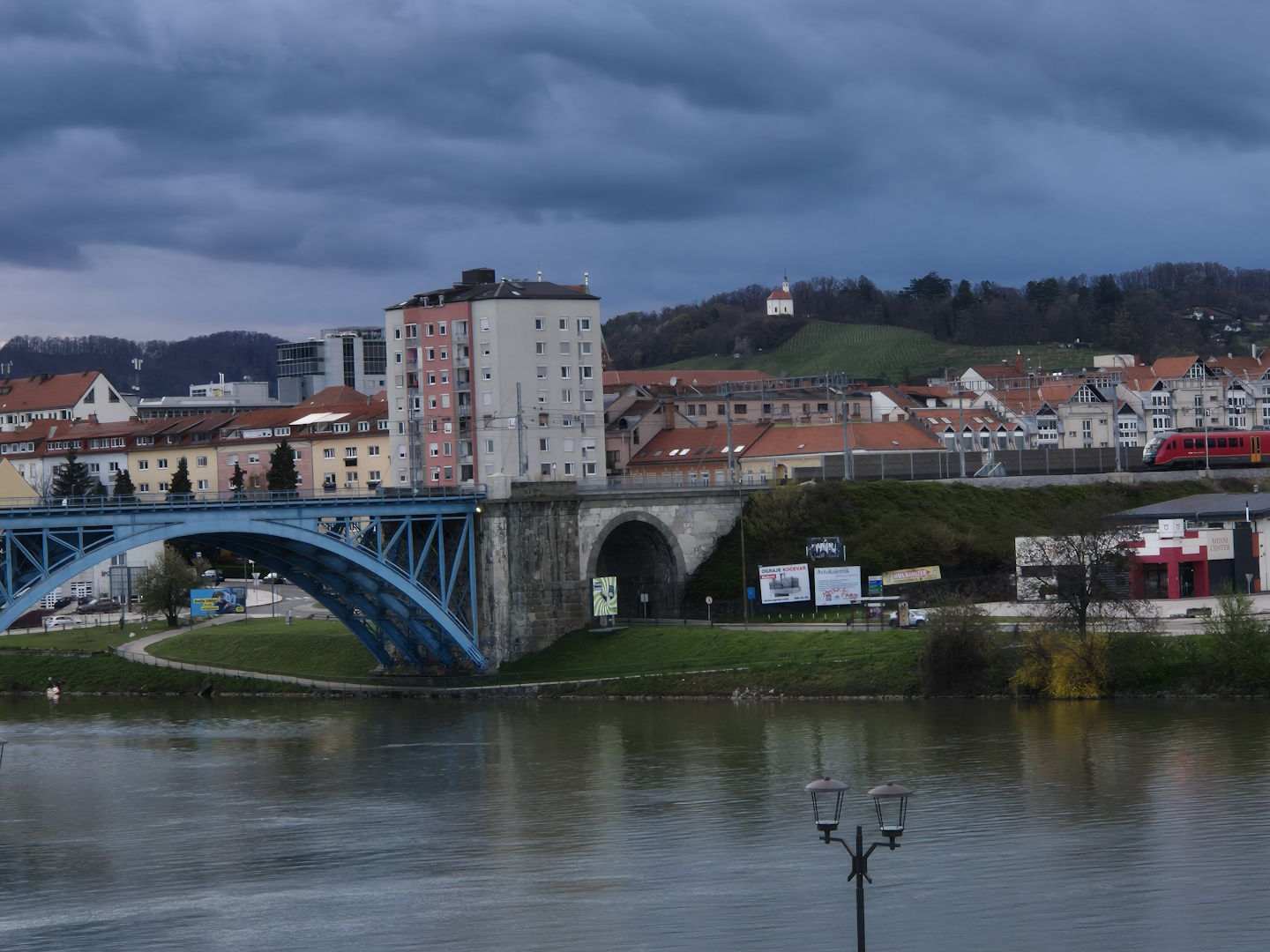 Na severovzhod prihajajo padavine: Zvečer in ponoči možne plohe in nevihte