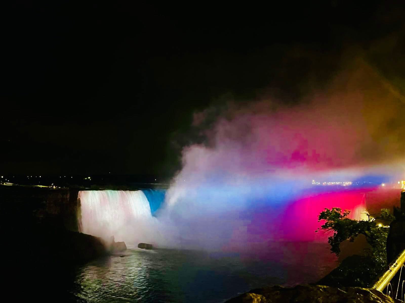 Niagarski slapovi in nebotičnik zasijala v barvah slovenske zastave